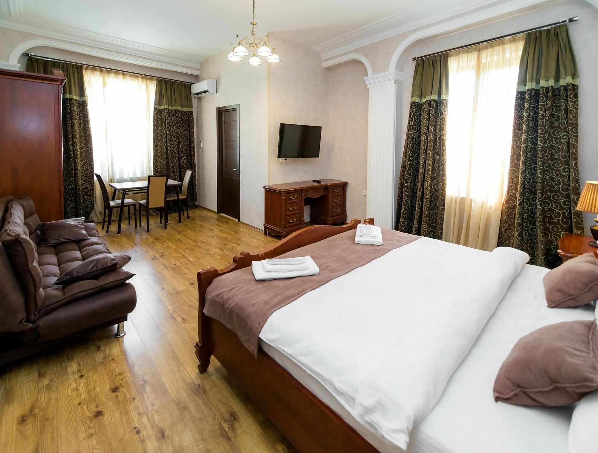 Elia Palace Hotel Tbilisi Esterno foto
